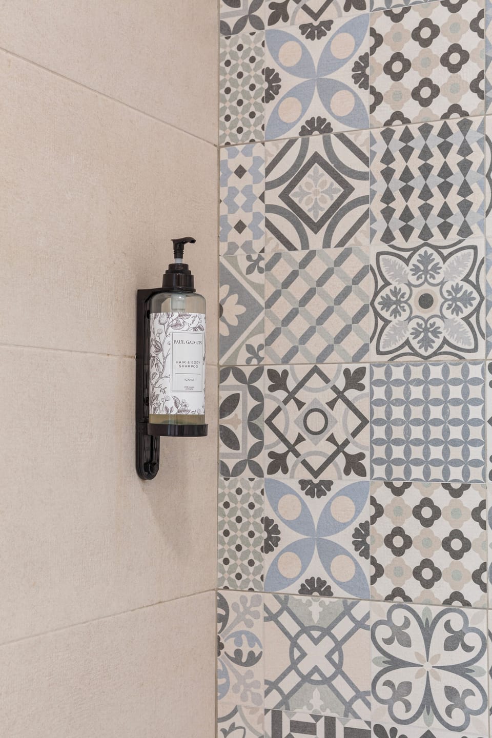Combined shower/tub, free toiletries, hair dryer, bidet