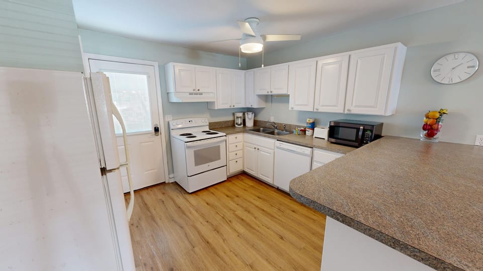 Condo, 2 Bedrooms | Private kitchen | Fridge, oven, coffee/tea maker, toaster