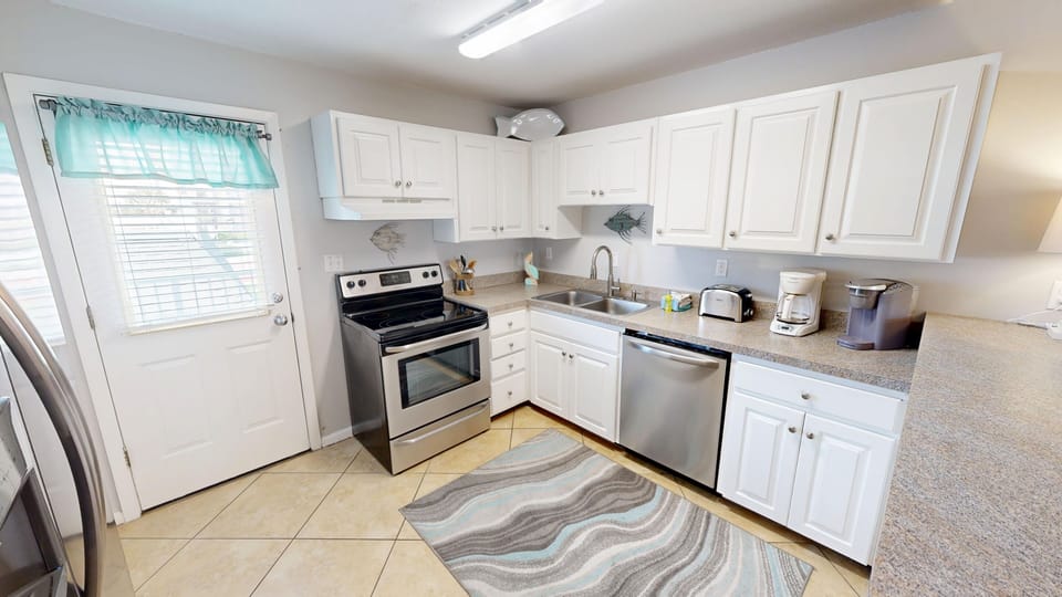 Condo, 3 Bedrooms | Private kitchen | Fridge, oven, coffee/tea maker, toaster