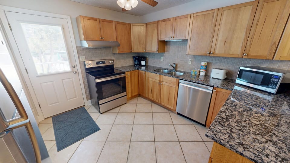 Condo, 1 Bedroom | Private kitchen | Fridge, oven, coffee/tea maker, toaster