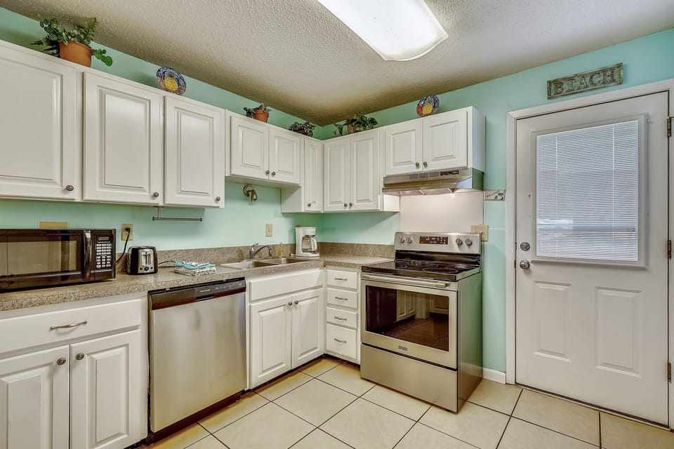 Condo, 3 Bedrooms | Private kitchen | Fridge, microwave, oven, dishwasher