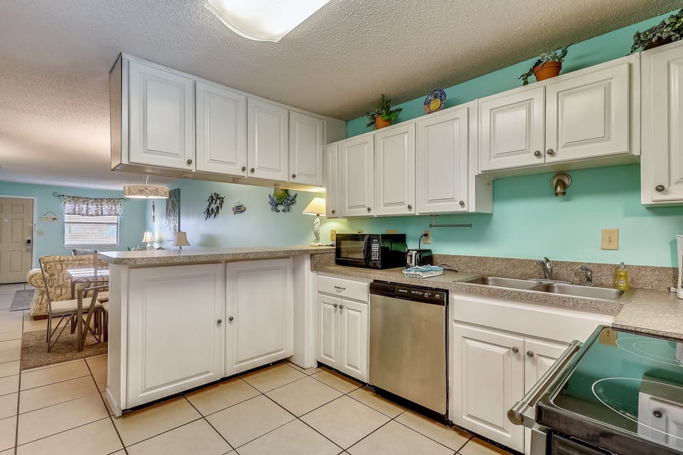 Condo, 3 Bedrooms | Private kitchen | Fridge, microwave, oven, dishwasher