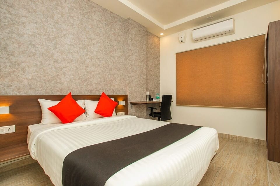 Classic Double or Twin Room | Individually furnished, desk, laptop workspace, iron/ironing board