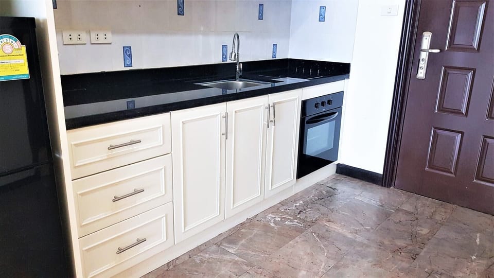 Studio | Private kitchen | Fridge, microwave, stovetop, electric kettle