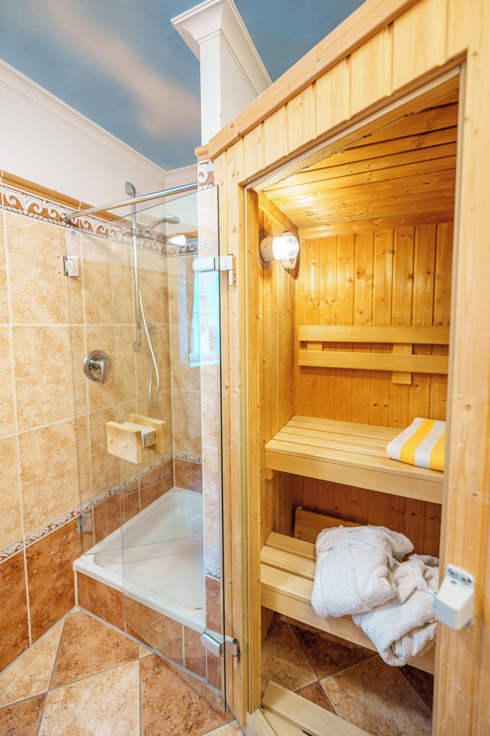 Superior Double Room | Bathroom | Shower, hair dryer, towels, soap