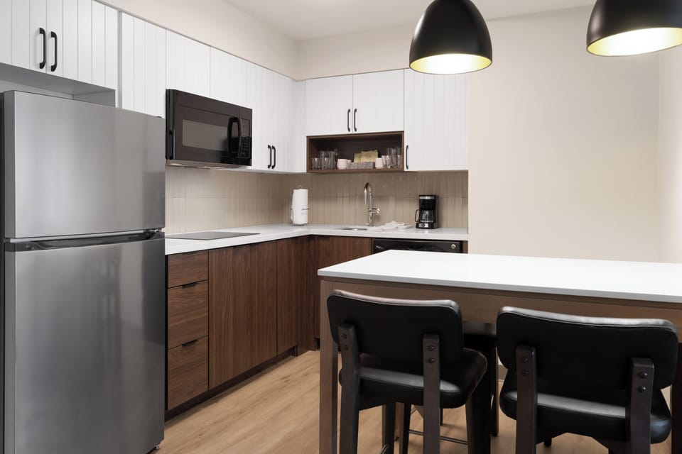 Full-size fridge, microwave, stovetop, dishwasher