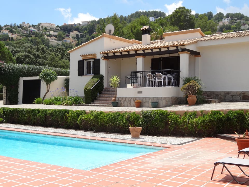 10m x 4m private pool