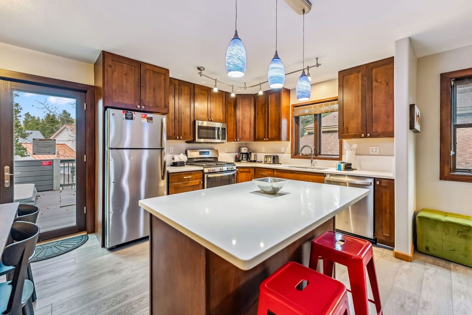 Kitchen: Well-equipped kitchen, stainless steel appliances, kitchen island with 2 barstools, 6-person dining table
