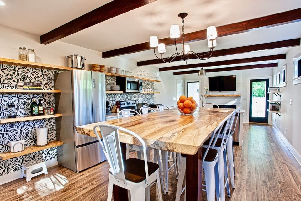 Full kitchen (meal prep for 12/seats 10)