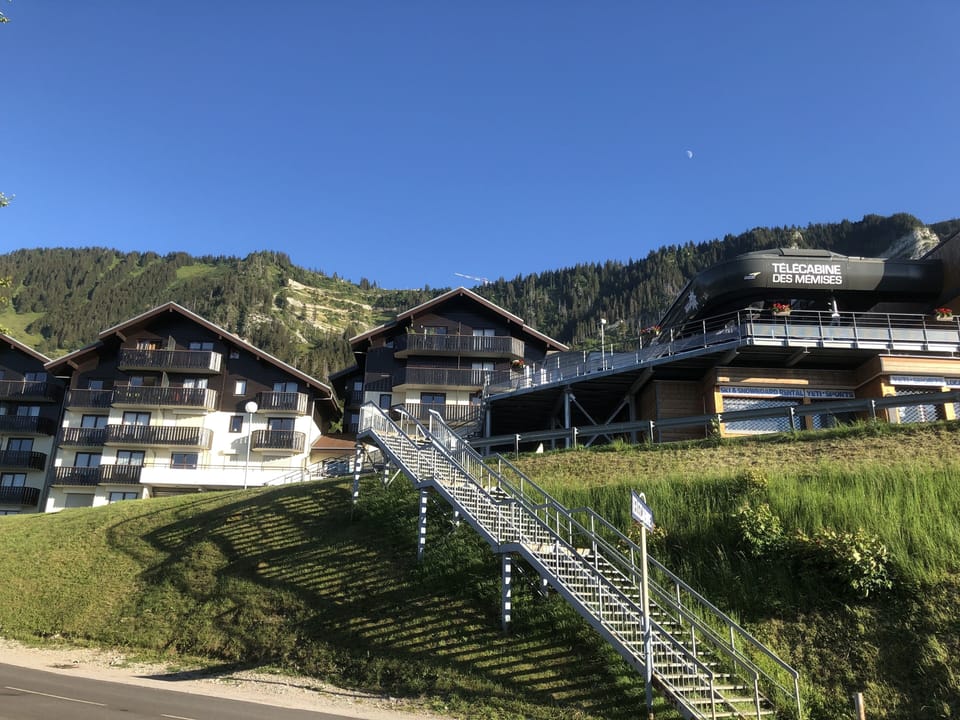 Le Schuss development next to the cable car station. 