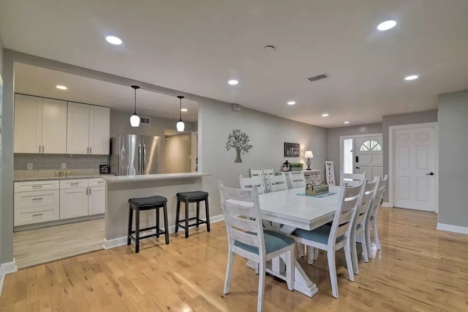 Dining area, seating for 10 people 