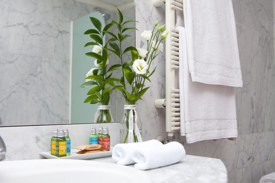 Family Room (2 Adults + 2 Children) | Bathroom | Combined shower/tub, free toiletries, hair dryer, bidet