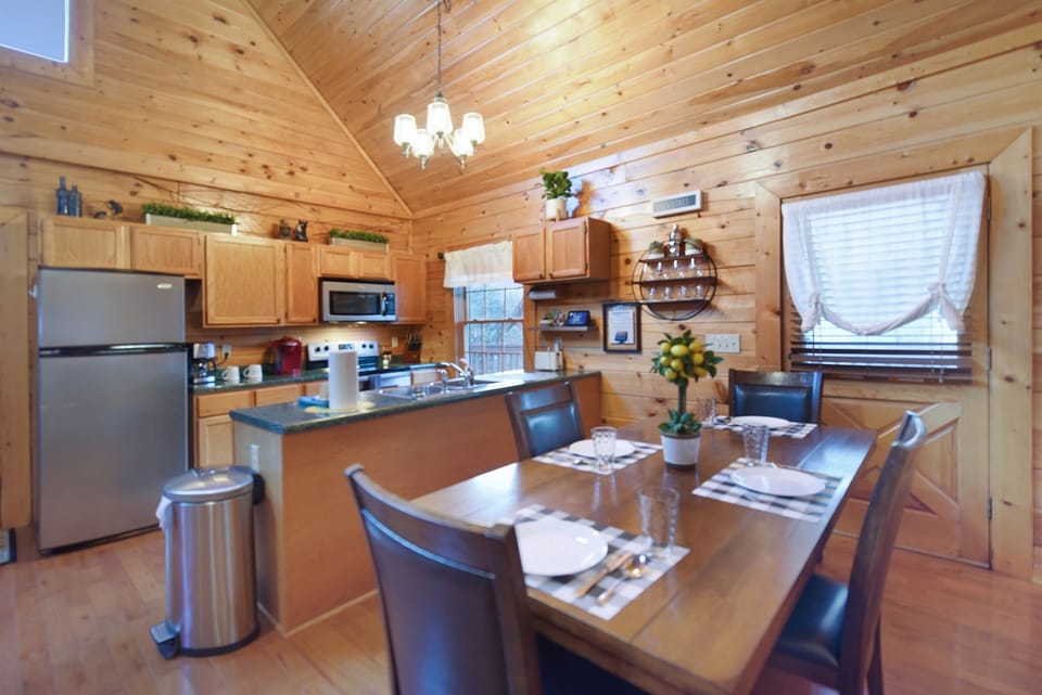 Little Bear Lodge - Kitchen & Dining Room