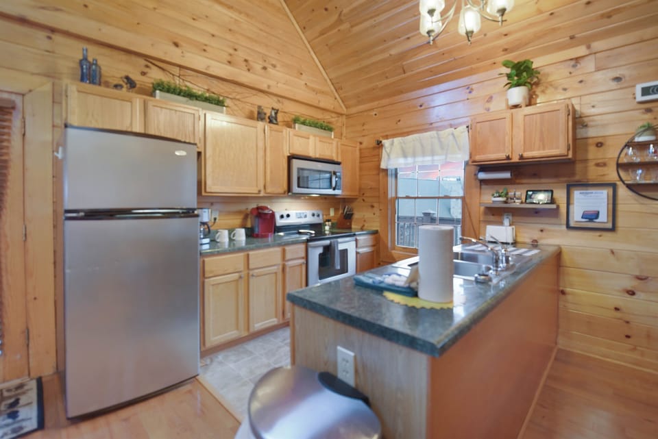 Little Bear Lodge - Kitchen