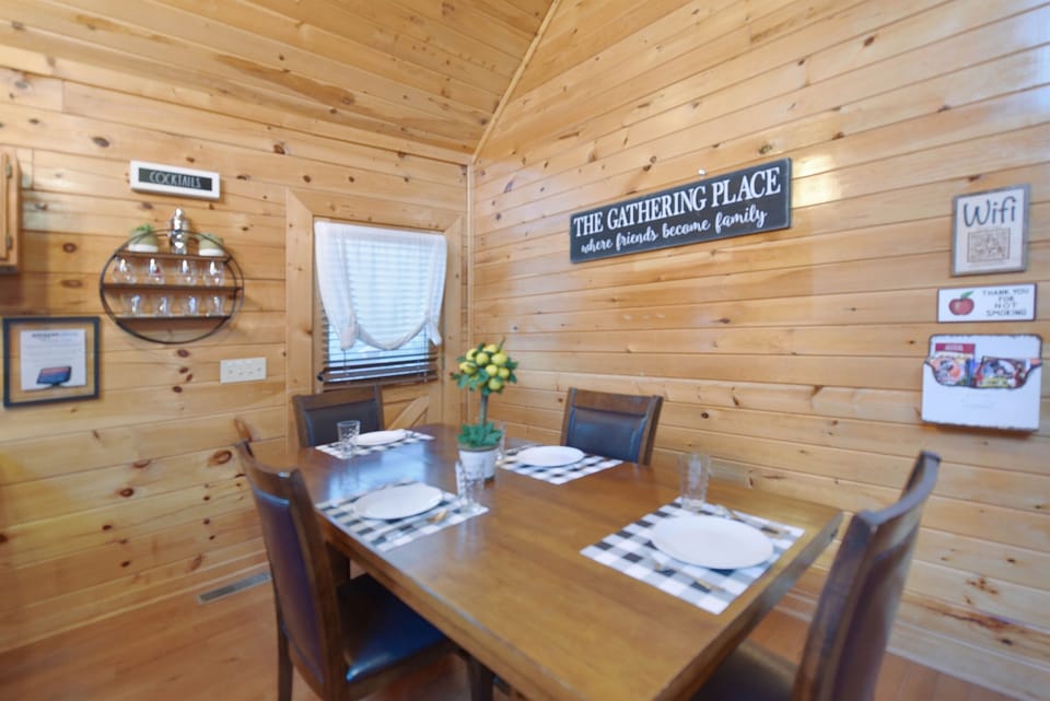 Little Bear Lodge - Dining Room