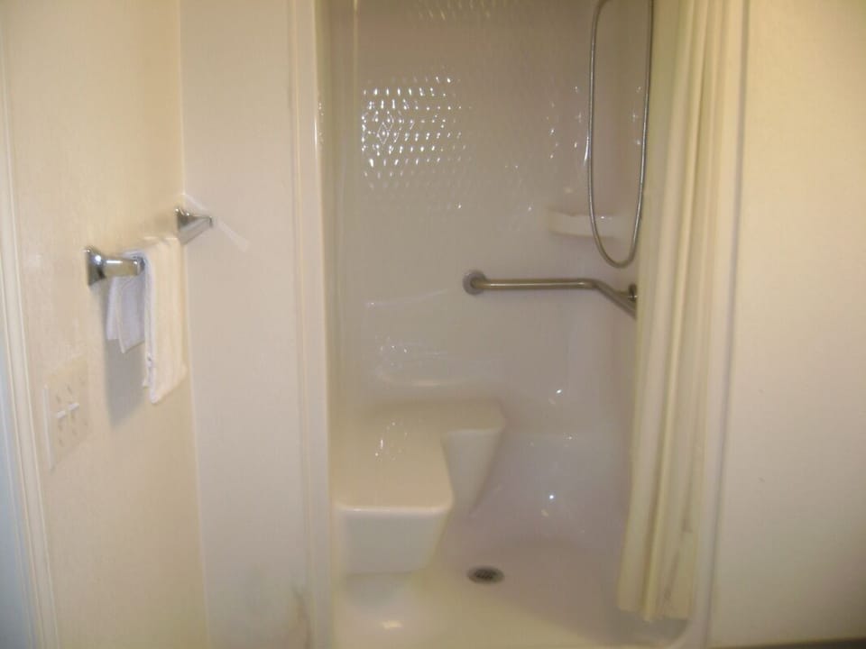 Combined shower/tub, hair dryer, towels