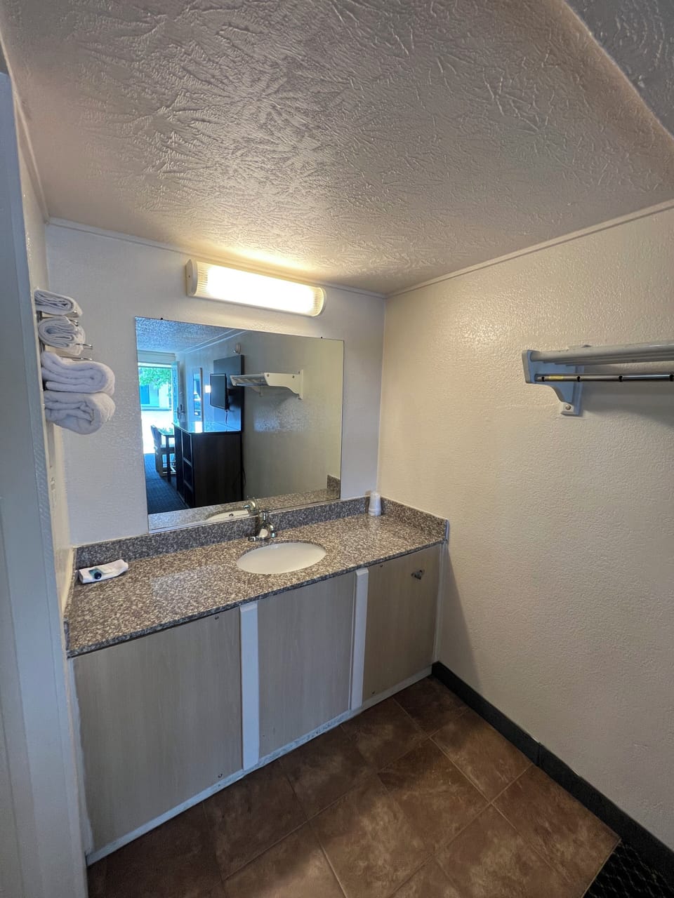 Combined shower/tub, hair dryer, towels