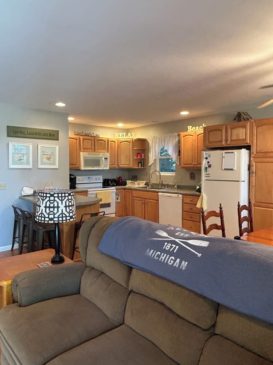 Main House - Kitchen area w/peninsula and ample cooking supplies