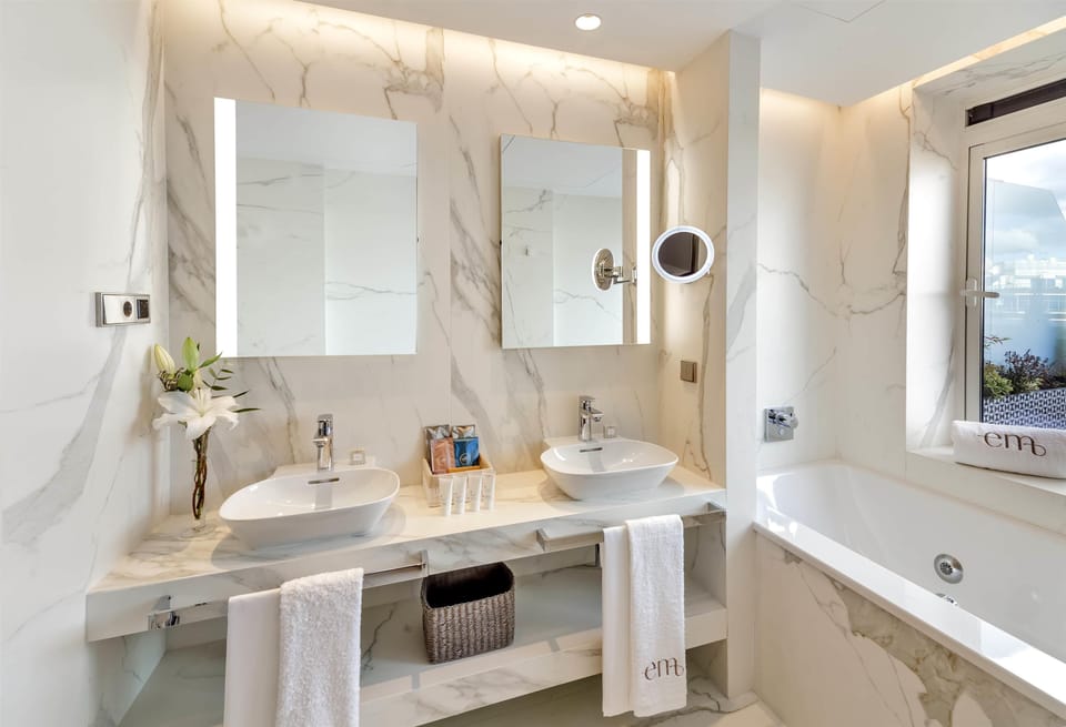 Emperatriz Premium Room | Bathroom | Shower, designer toiletries, slippers, bidet