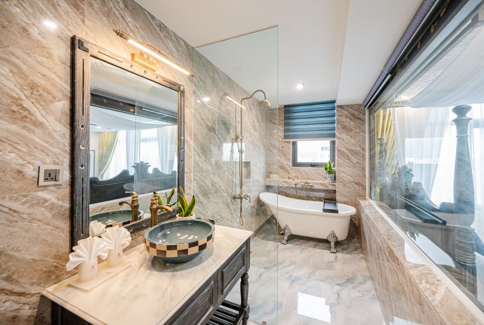 Luxury Double Room, 1 King Bed | Bathroom | Free toiletries, hair dryer, bathrobes, slippers