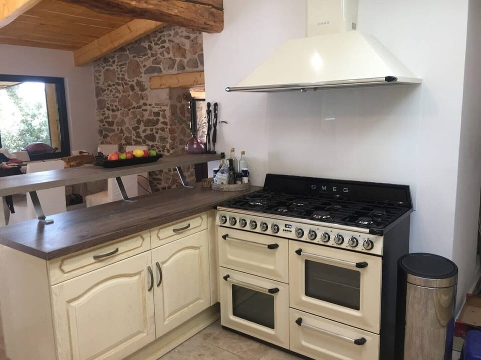 Kitchen with spectacular SMEG Victoria cooker