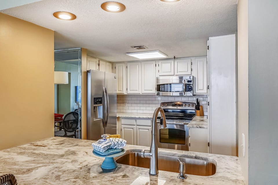 Condo, 3 Bedrooms | Private kitchen | Fridge, microwave, oven, dishwasher