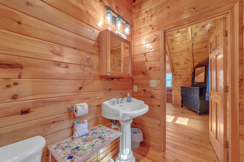 Upstairs en-suite bathroom