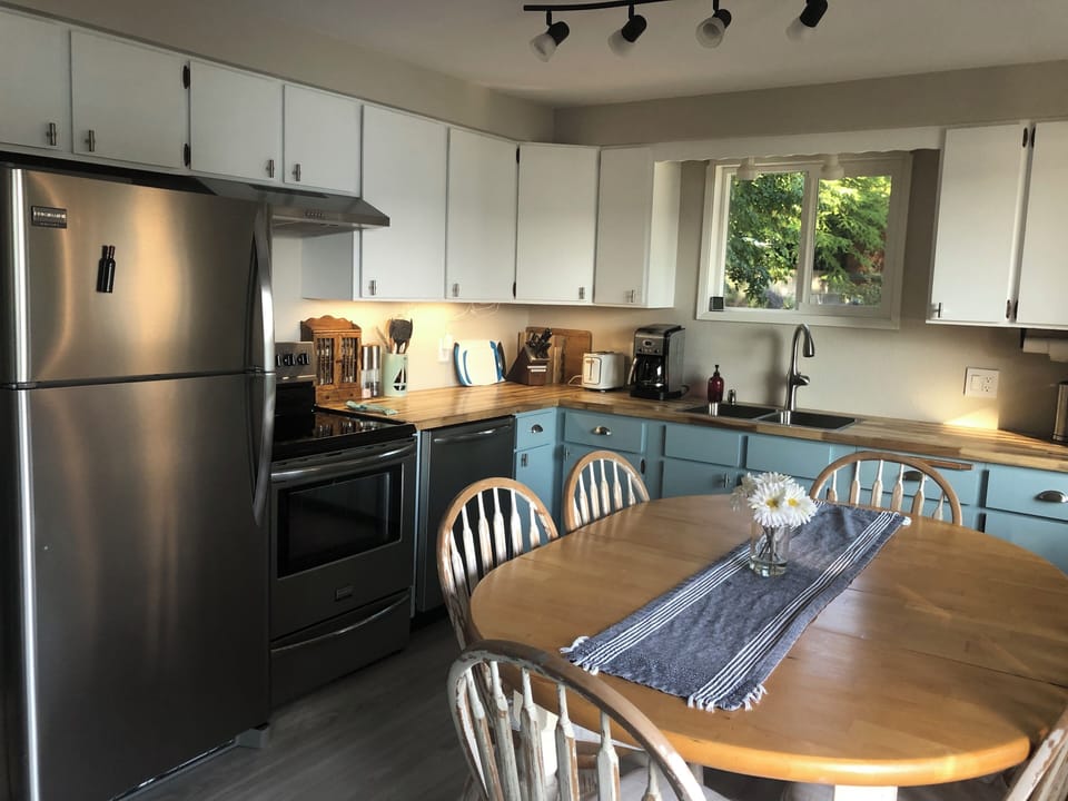 Fully equipped kitchen.