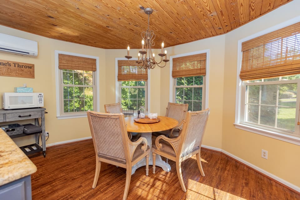Dining area in kitchen 
