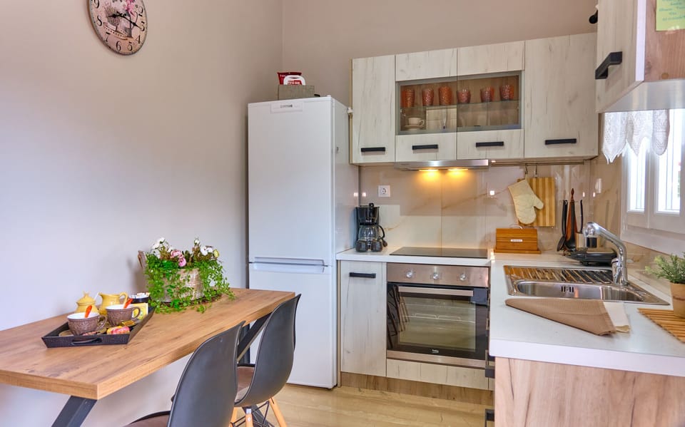 Mandola Studio Perithia Corfu - kitchen and dining area