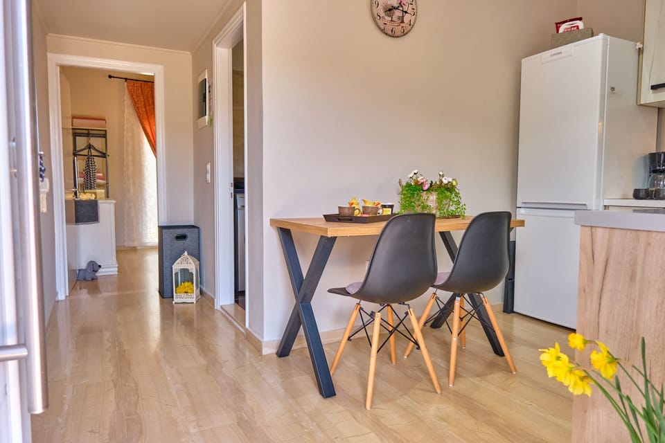 Mandola Studio Perithia Corfu - kitchen and dining area