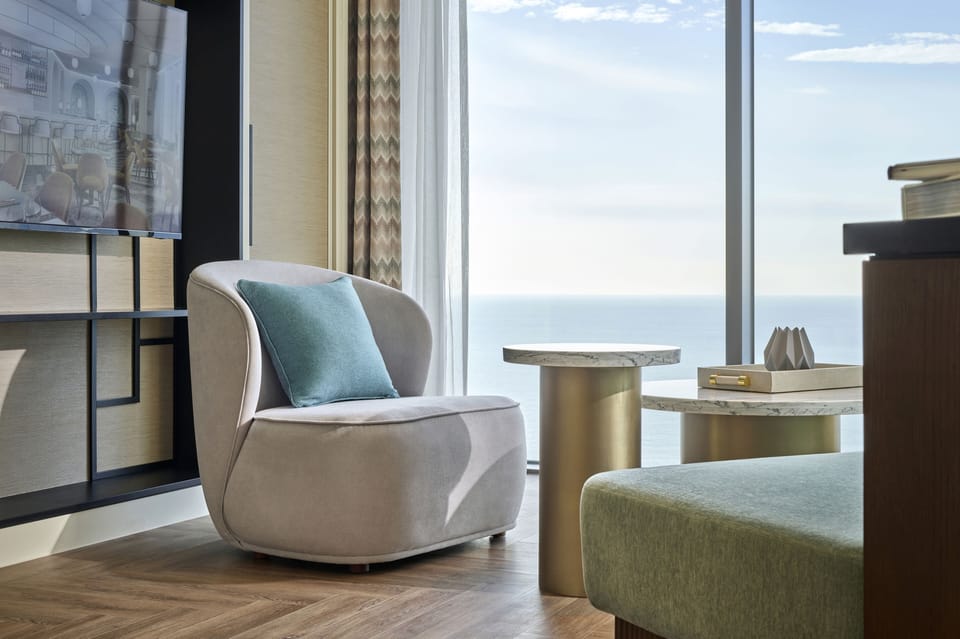 Executive Suite | Living room | Flat-screen TV, pay movies