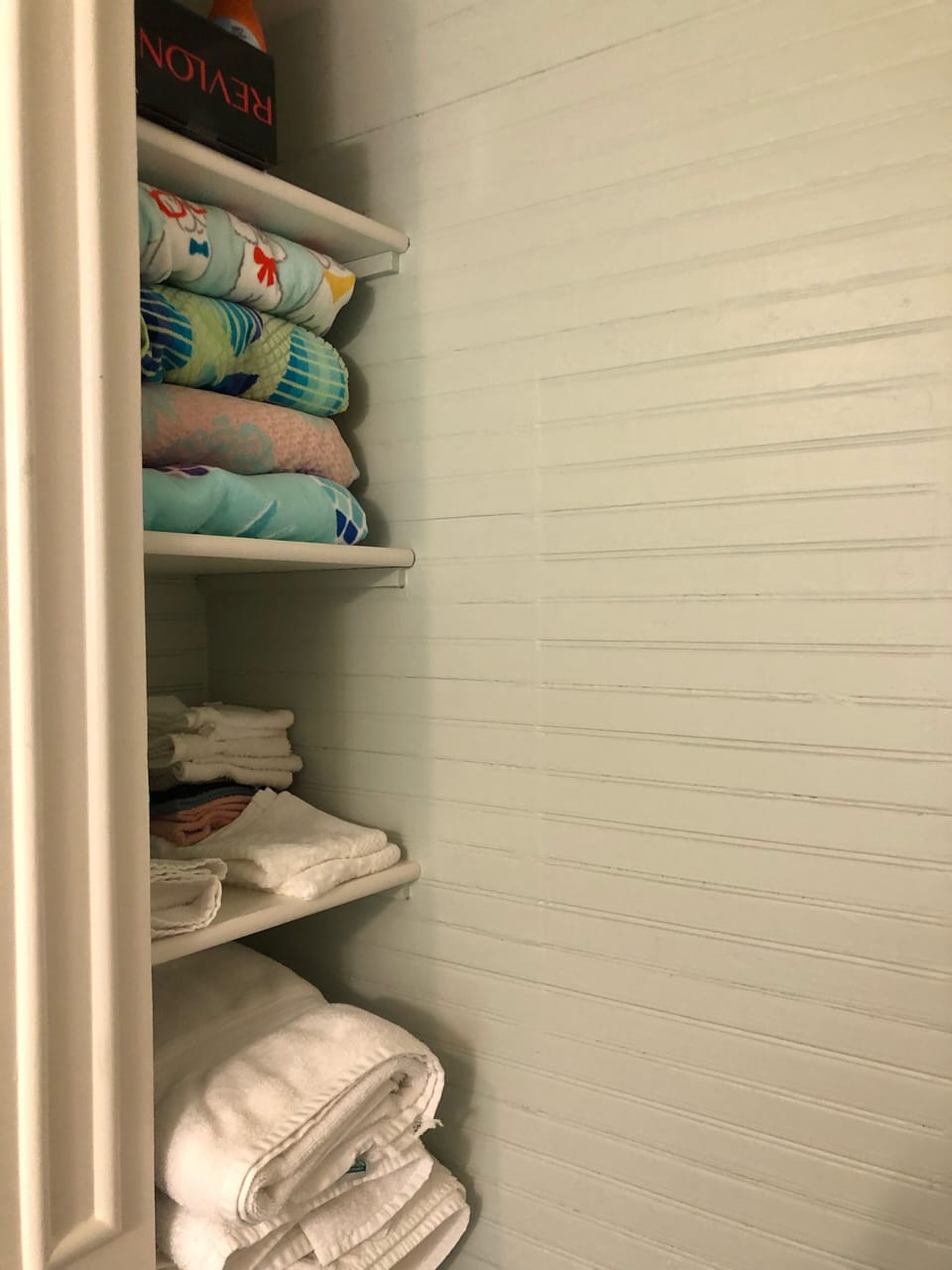 Full bathroom upstairs with towels, washcloths, handtowels and beach towels.