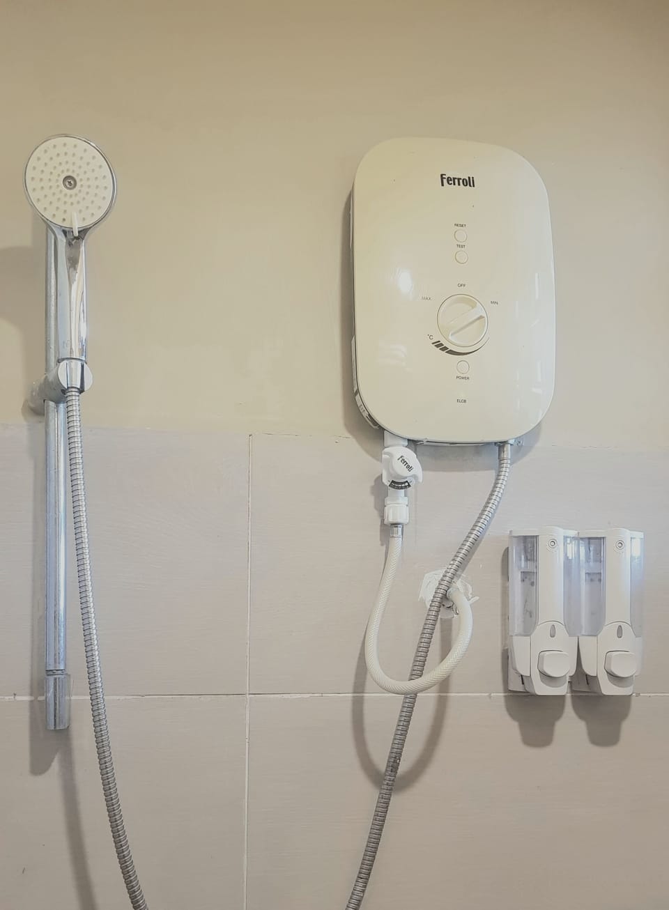 French Bungalow | Bathroom | Shower, free toiletries, hair dryer (on request), slippers