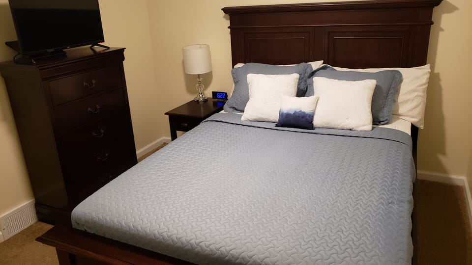 1st bedroom with queen size bed. 