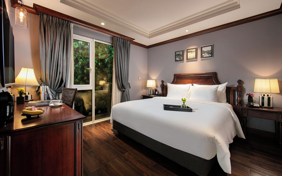 Deluxe Room, No Windows | Minibar, in-room safe, desk, soundproofing