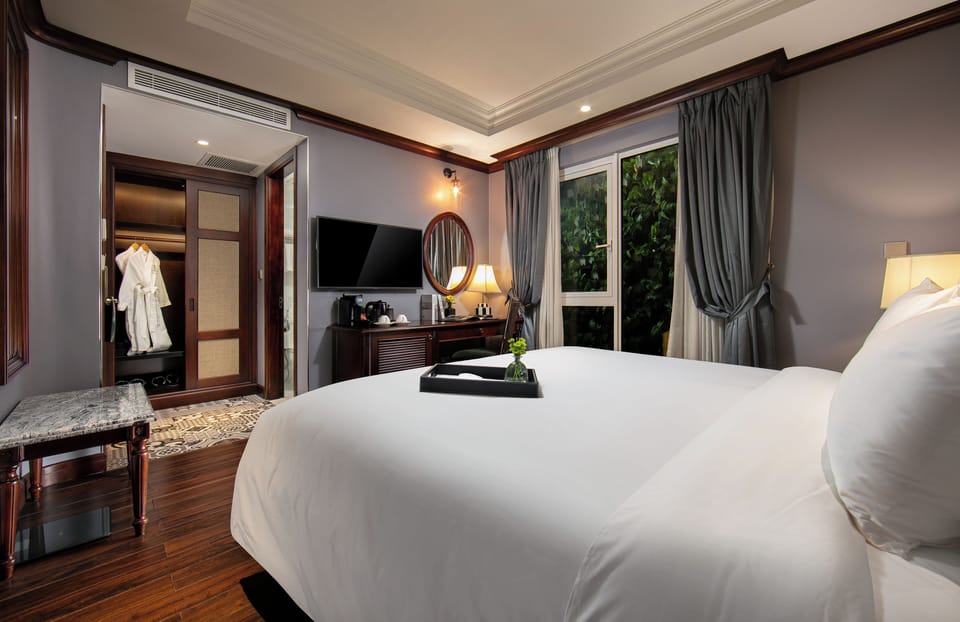 Deluxe Room, No Windows | Minibar, in-room safe, desk, soundproofing