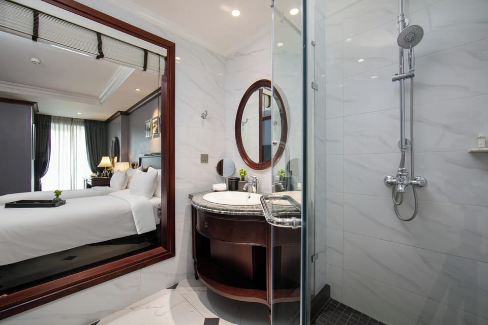 Shower, rainfall showerhead, free toiletries, hair dryer