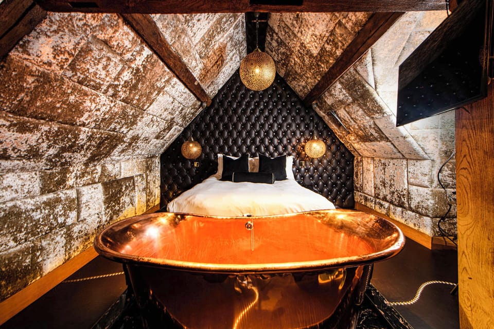Decadent | Premium bedding, iron/ironing board, WiFi (free), individually decorated