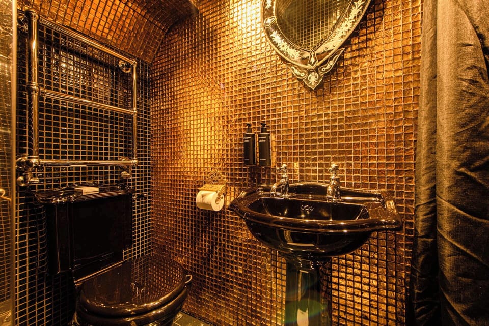 Snug | Bathroom | Free toiletries, hair dryer, bathrobes, towels