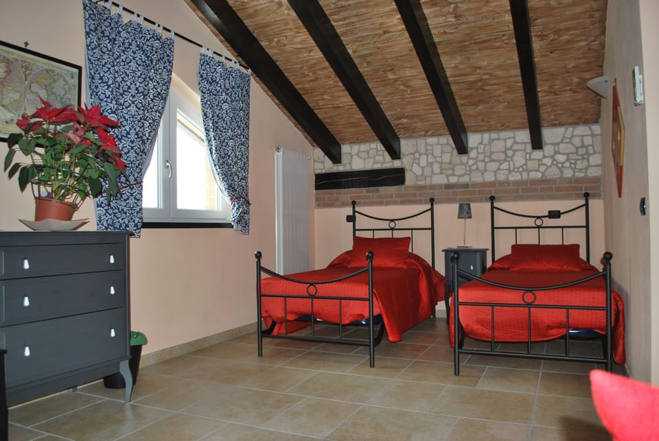 Triple Room | Desk, free WiFi, bed sheets