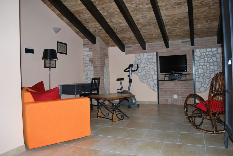 Triple Room | Living area | 30-inch LCD TV with digital channels, TV