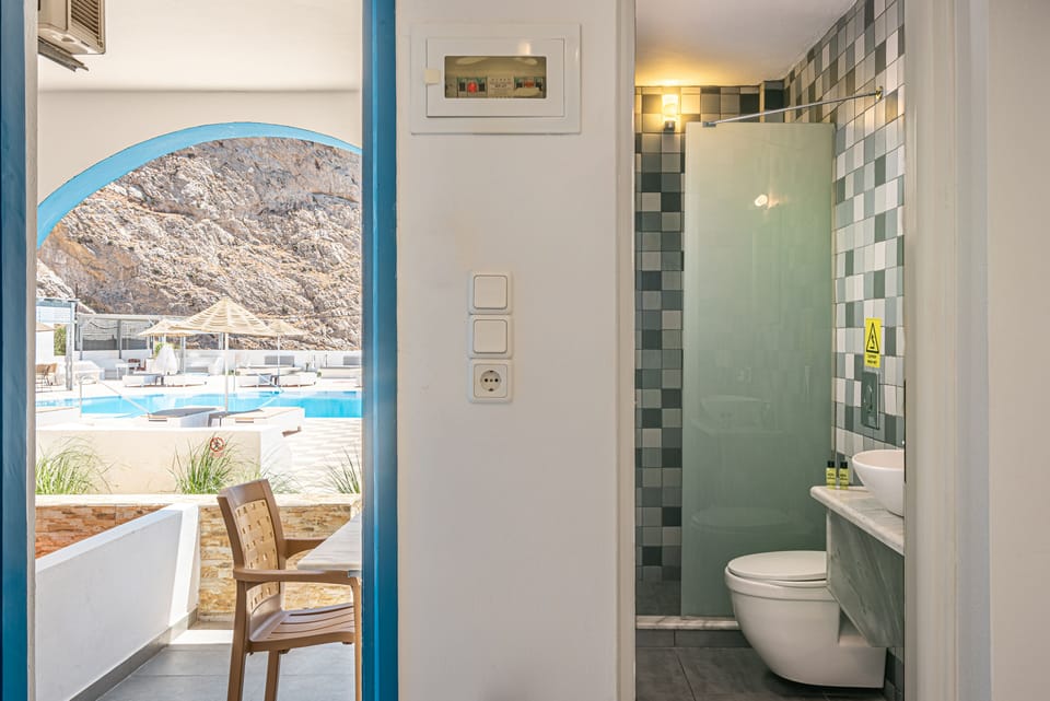 Shower, free toiletries, hair dryer, towels