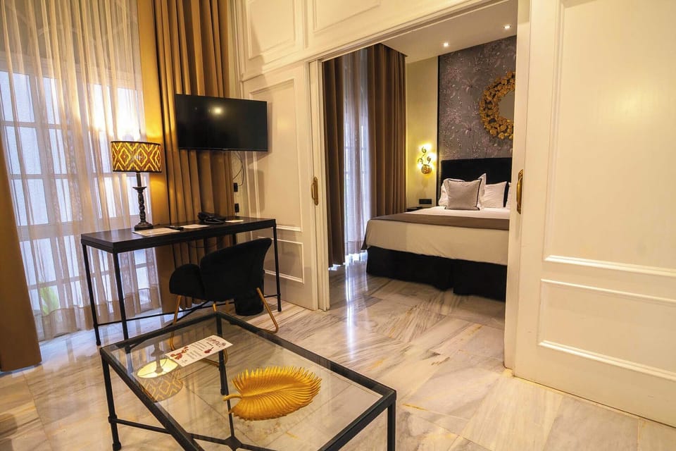 Junior Suite | Minibar, in-room safe, desk, laptop workspace
