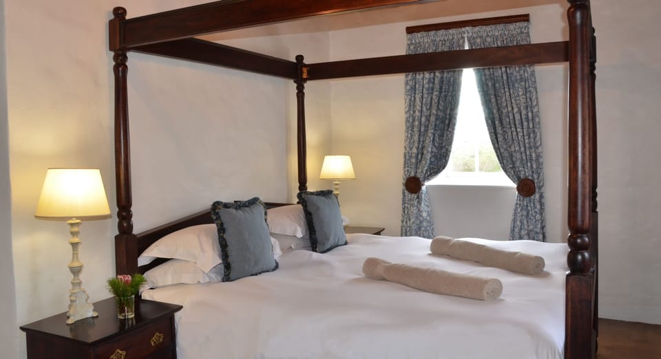 2 bedrooms, desk, iron/ironing board, bed sheets