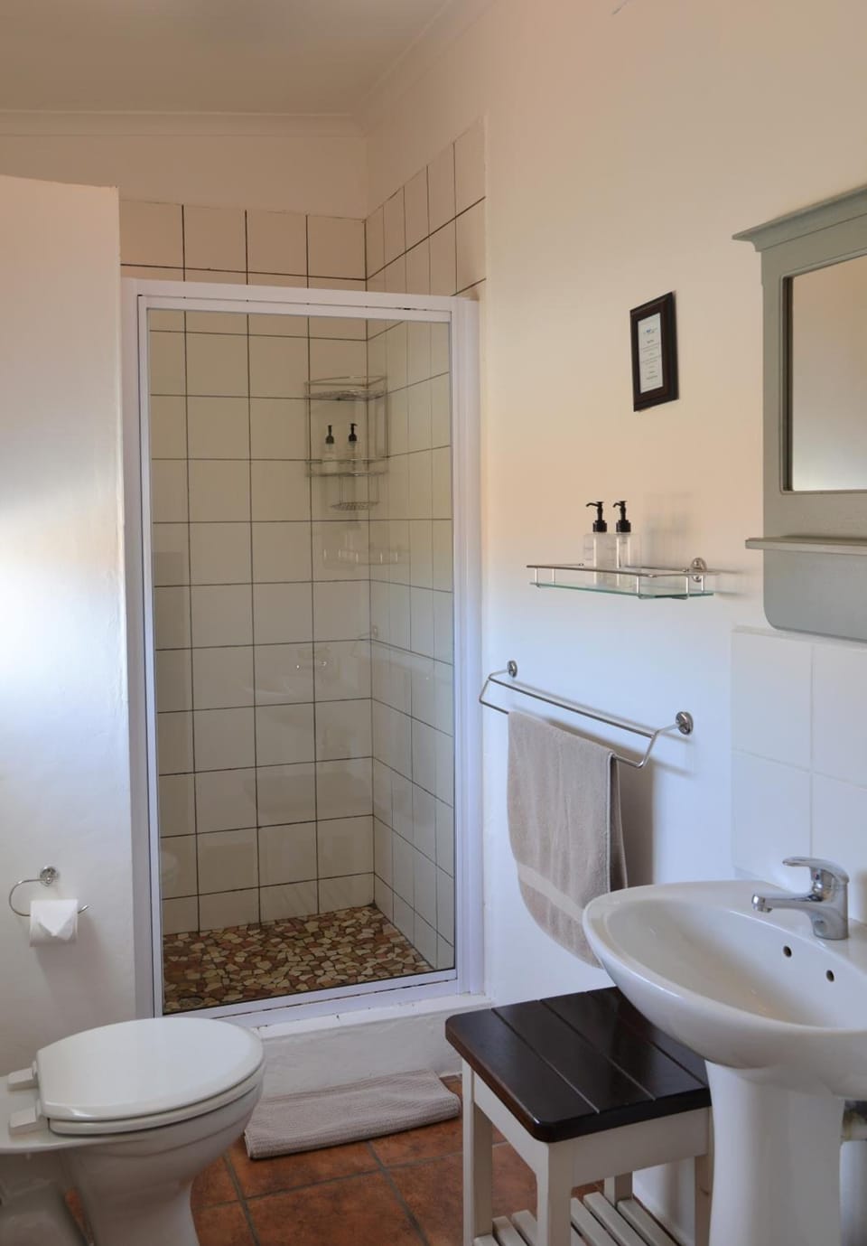 Shower, rainfall showerhead, free toiletries, hair dryer
