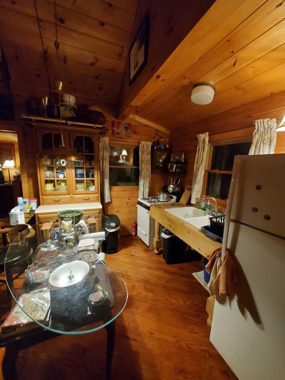 Full Kitchen including all that's needed for comfort. 