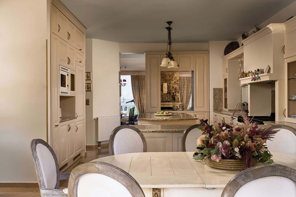 Classic elegance for celebrated dinning. 