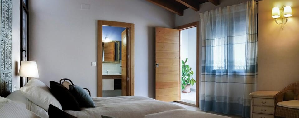 Junior Studio Suite | Soundproofing, iron/ironing board (on request), WiFi (free), bed sheets