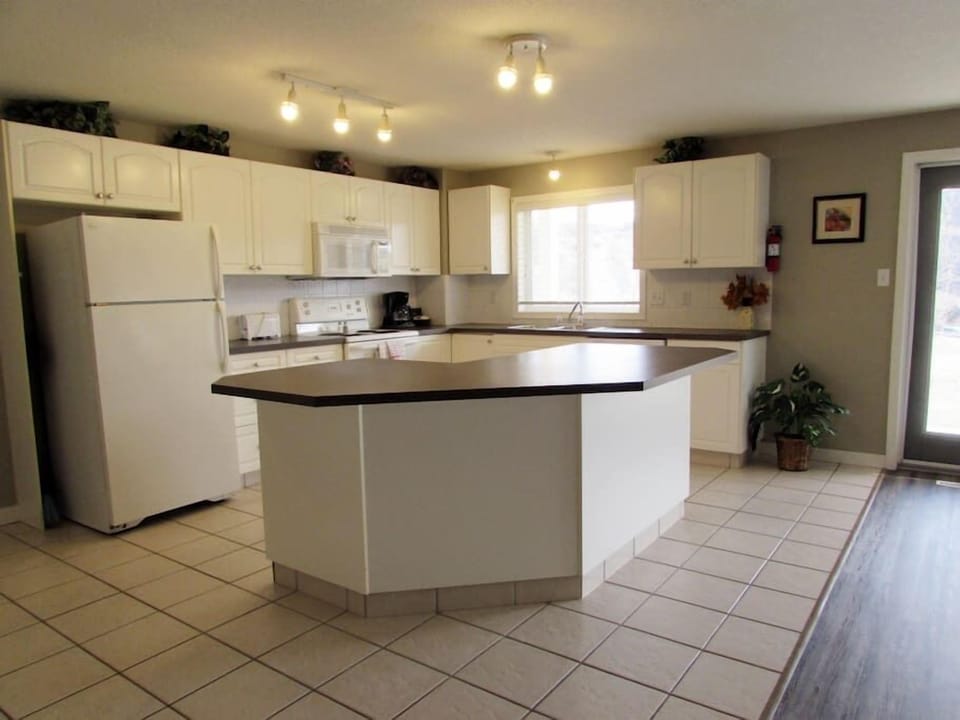 Signature Condo, 2 Bedrooms, Golf View (380) | Private kitchen | Coffee/tea maker, full-size fridge, microwave, oven